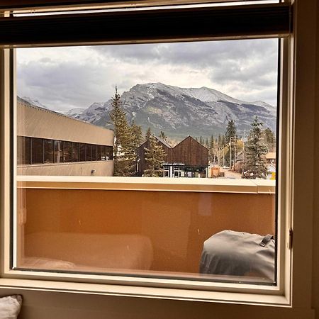 Ravens Crest Lodge - Stunning Views Perfectly Located On Main Street Canmore Esterno foto