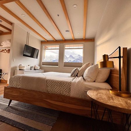 Ravens Crest Lodge - Stunning Views Perfectly Located On Main Street Canmore Esterno foto