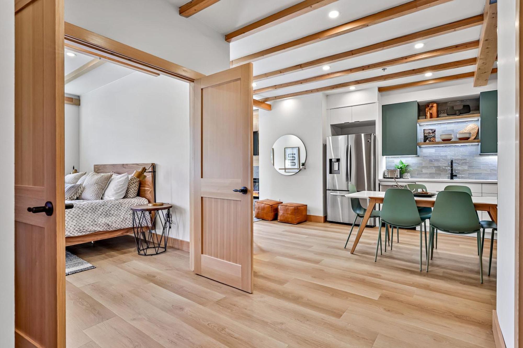 Ravens Crest Lodge - Stunning Views Perfectly Located On Main Street Canmore Esterno foto