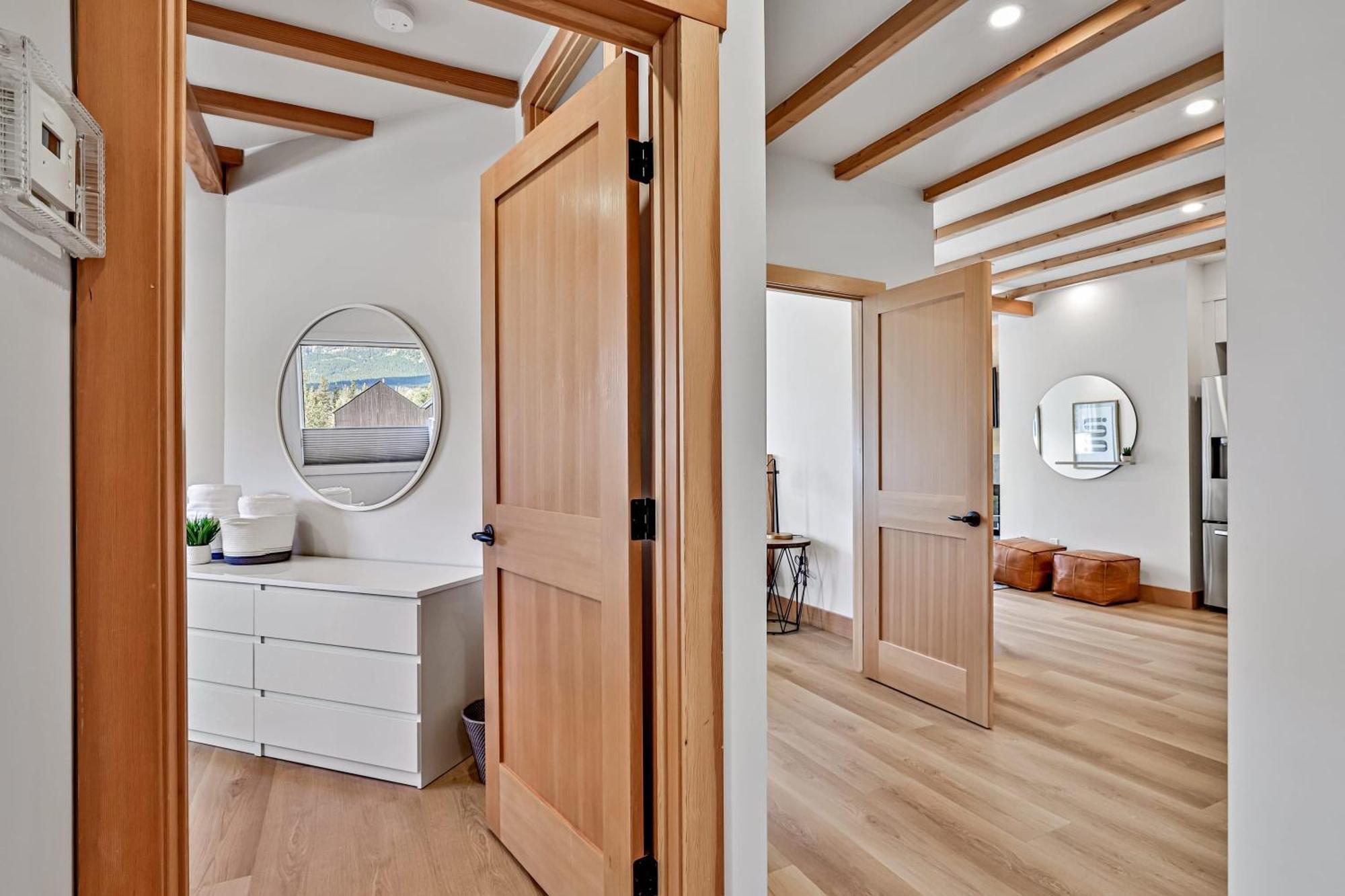 Ravens Crest Lodge - Stunning Views Perfectly Located On Main Street Canmore Esterno foto