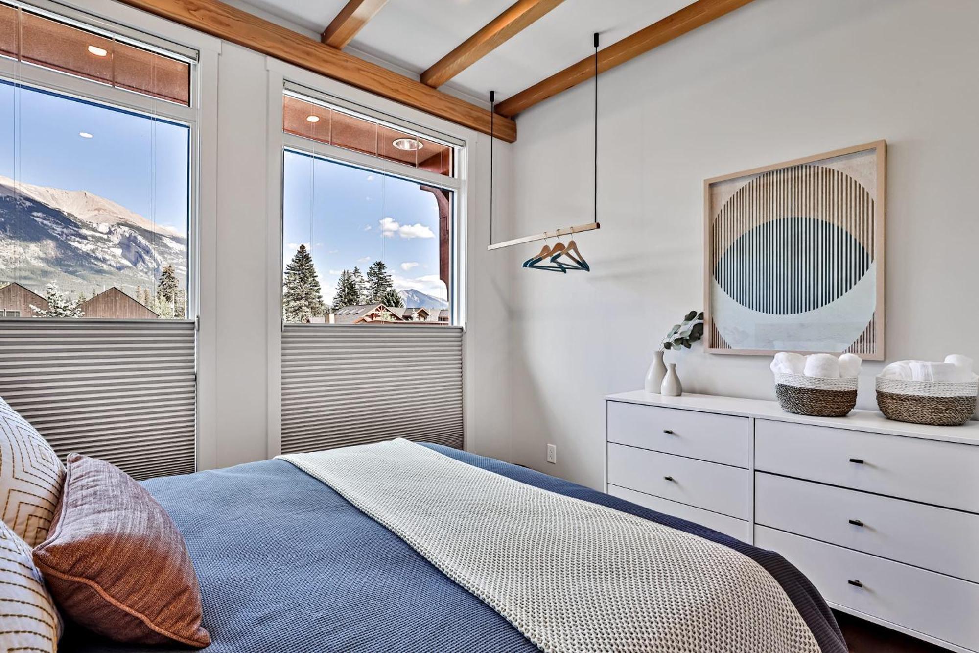 Ravens Crest Lodge - Stunning Views Perfectly Located On Main Street Canmore Esterno foto