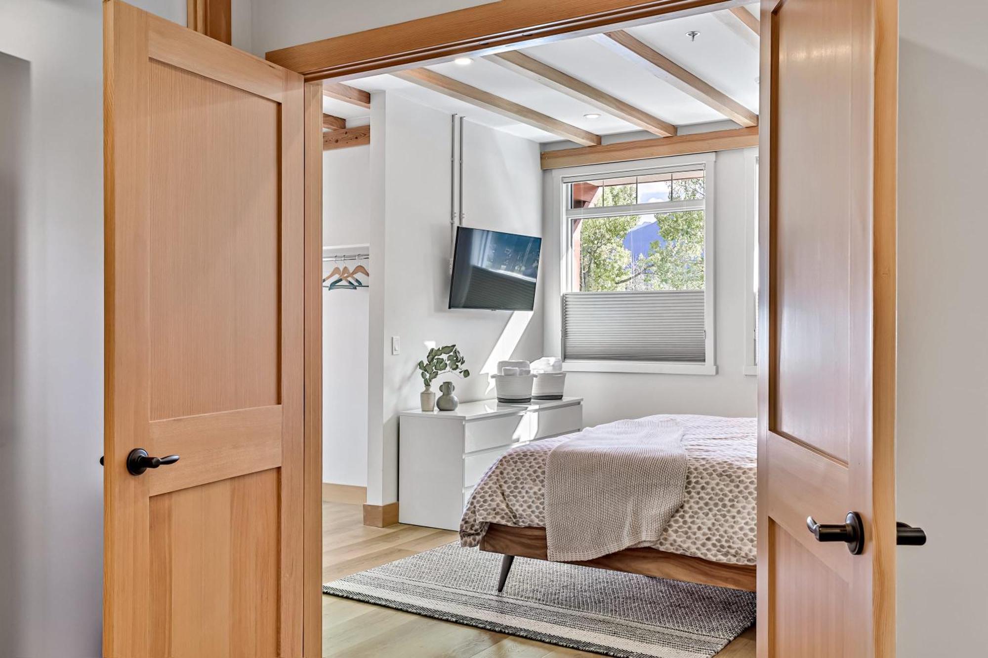 Ravens Crest Lodge - Stunning Views Perfectly Located On Main Street Canmore Esterno foto