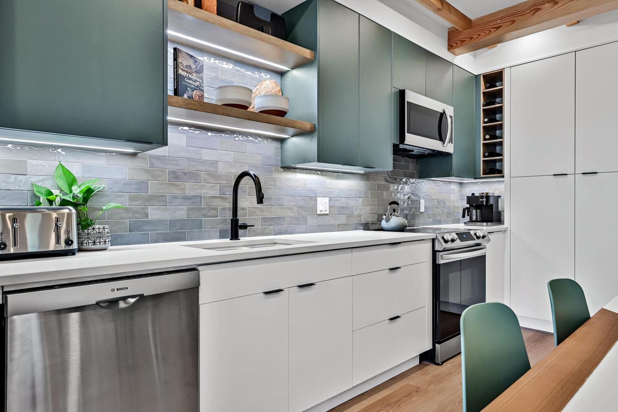 Ravens Crest Lodge - Stunning Views Perfectly Located On Main Street Canmore Esterno foto