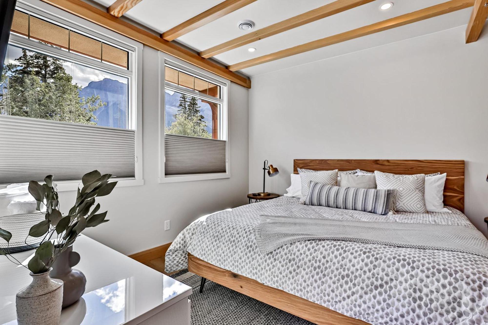 Ravens Crest Lodge - Stunning Views Perfectly Located On Main Street Canmore Esterno foto