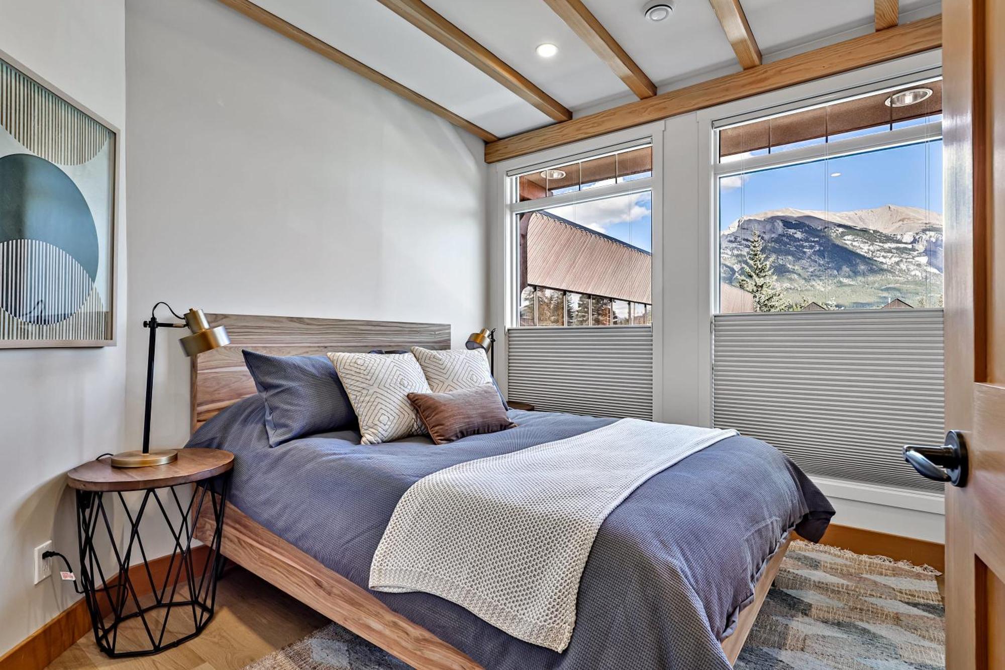 Ravens Crest Lodge - Stunning Views Perfectly Located On Main Street Canmore Esterno foto