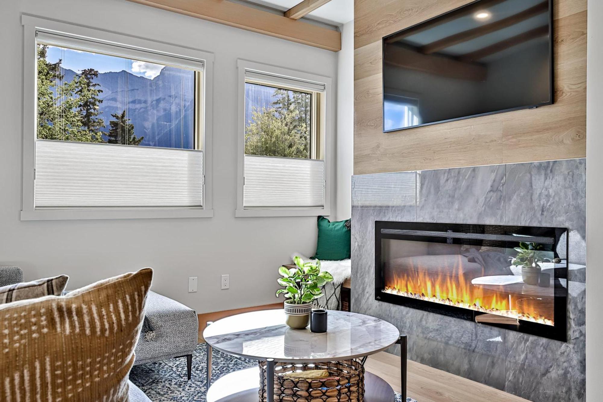 Ravens Crest Lodge - Stunning Views Perfectly Located On Main Street Canmore Esterno foto