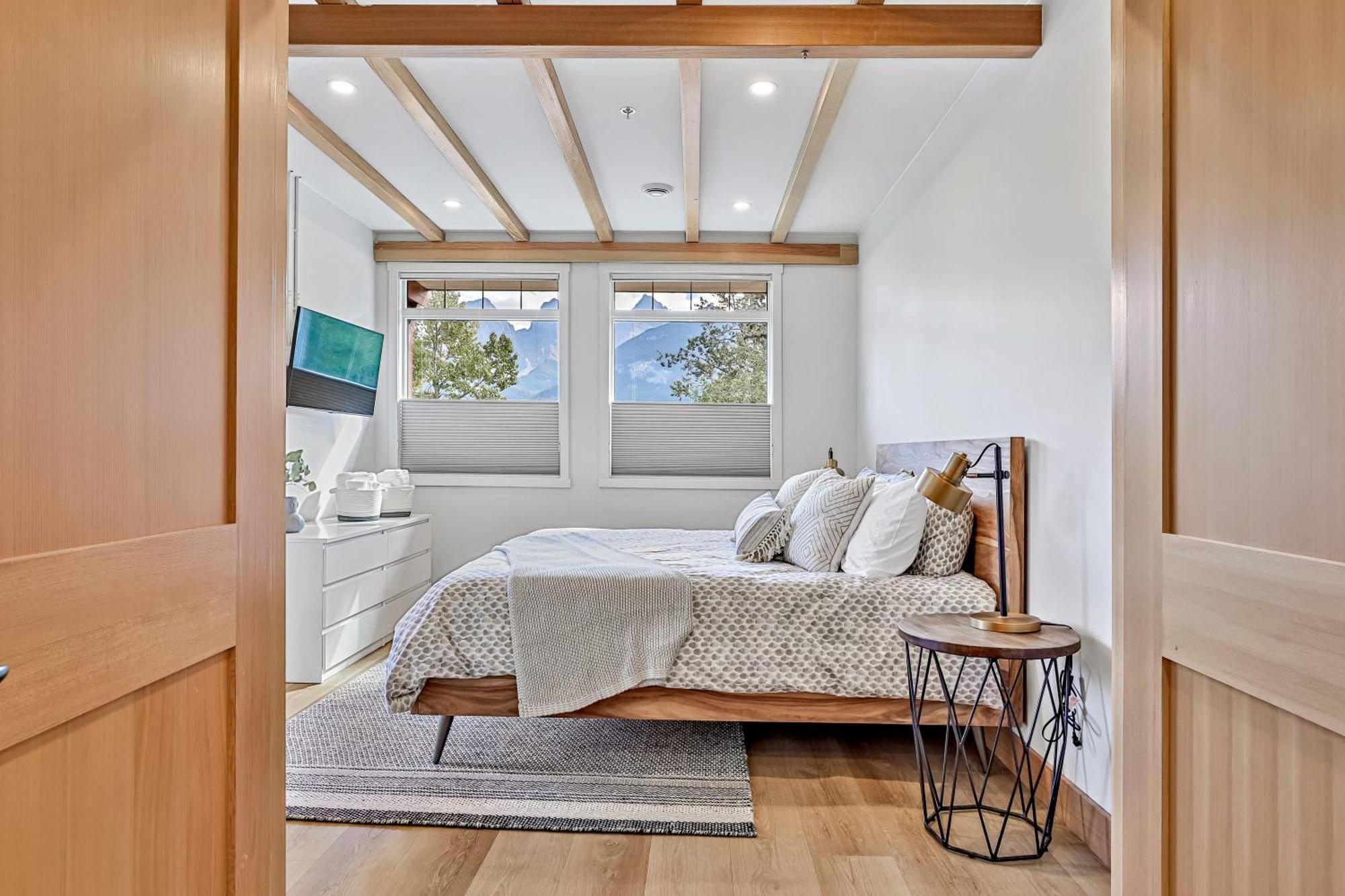 Ravens Crest Lodge - Stunning Views Perfectly Located On Main Street Canmore Esterno foto