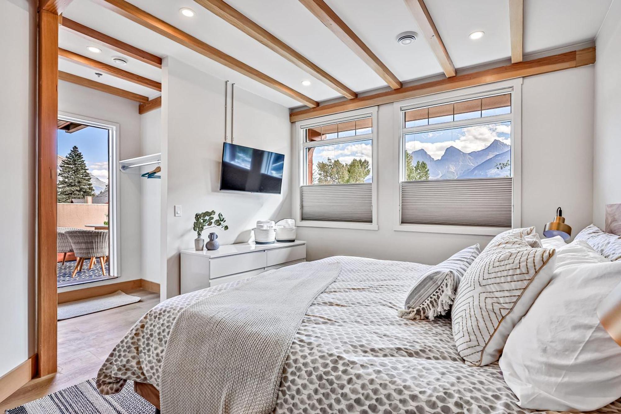 Ravens Crest Lodge - Stunning Views Perfectly Located On Main Street Canmore Esterno foto