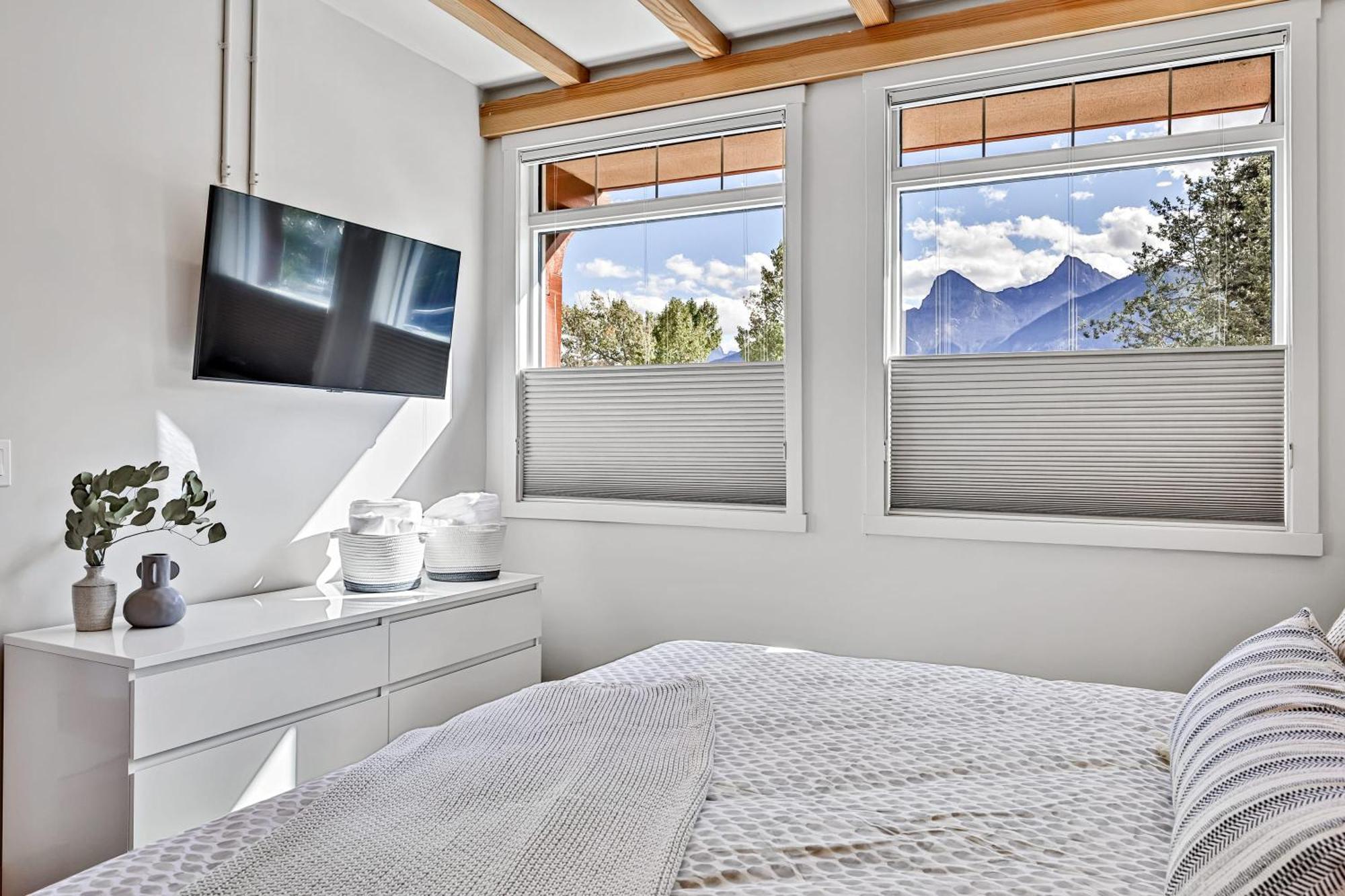 Ravens Crest Lodge - Stunning Views Perfectly Located On Main Street Canmore Esterno foto