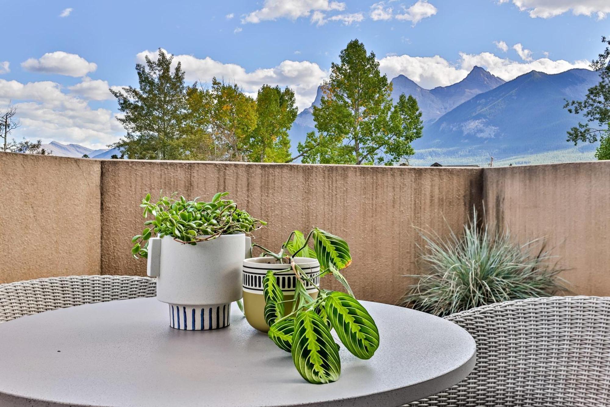 Ravens Crest Lodge - Stunning Views Perfectly Located On Main Street Canmore Esterno foto