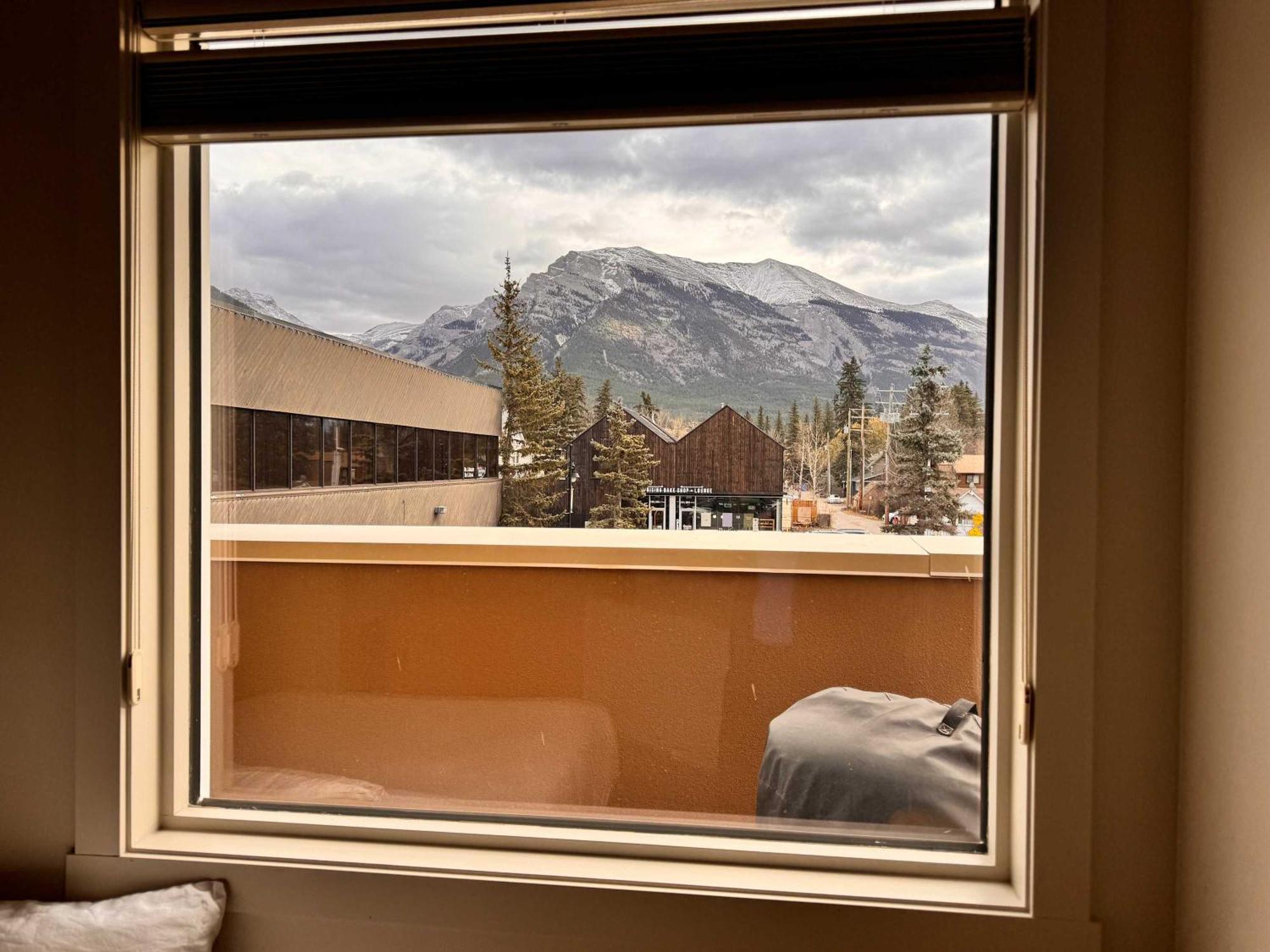 Ravens Crest Lodge - Stunning Views Perfectly Located On Main Street Canmore Esterno foto