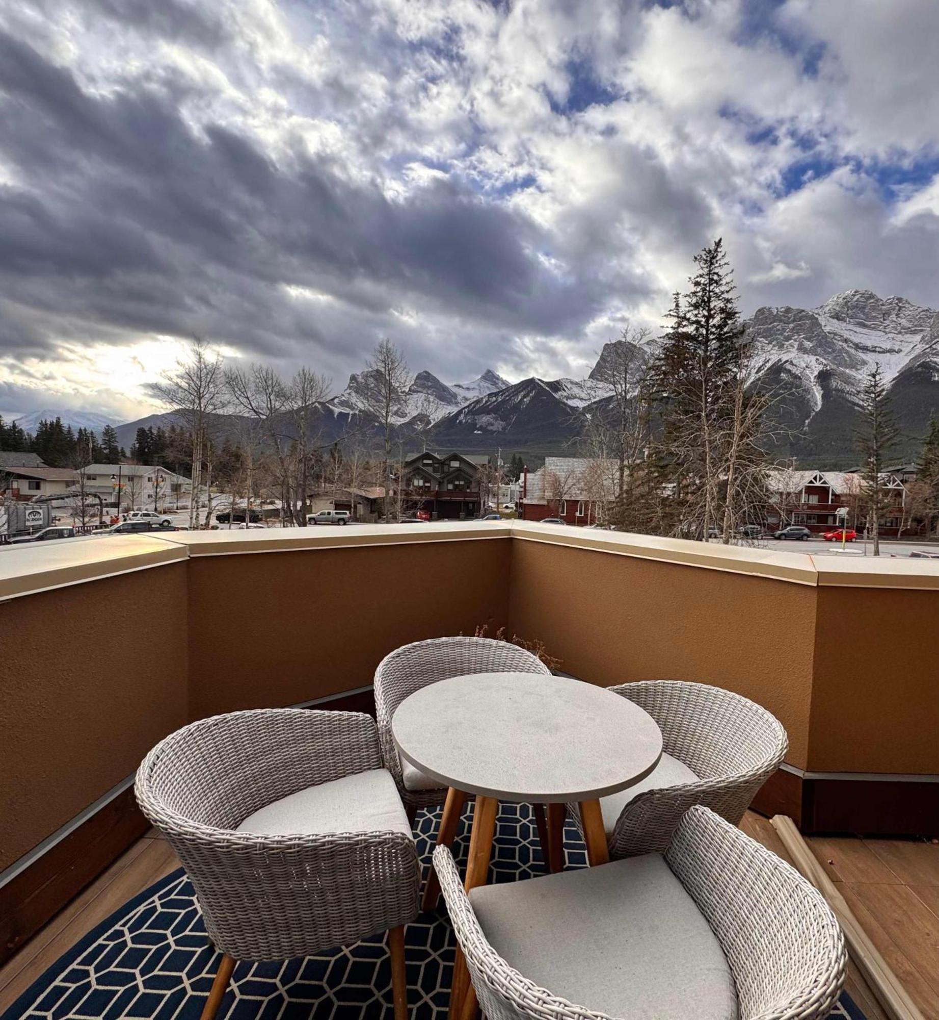 Ravens Crest Lodge - Stunning Views Perfectly Located On Main Street Canmore Esterno foto