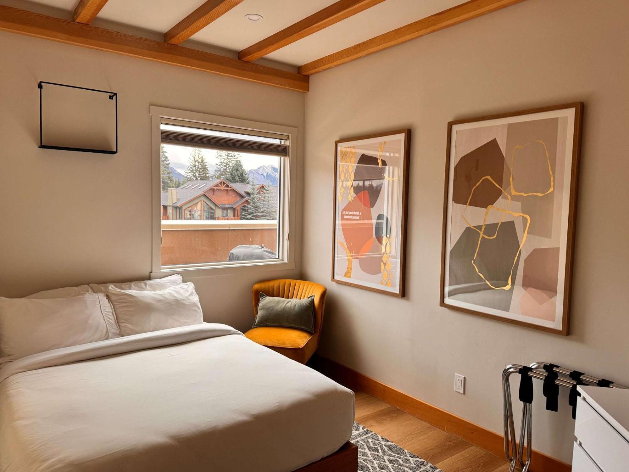 Ravens Crest Lodge - Stunning Views Perfectly Located On Main Street Canmore Esterno foto