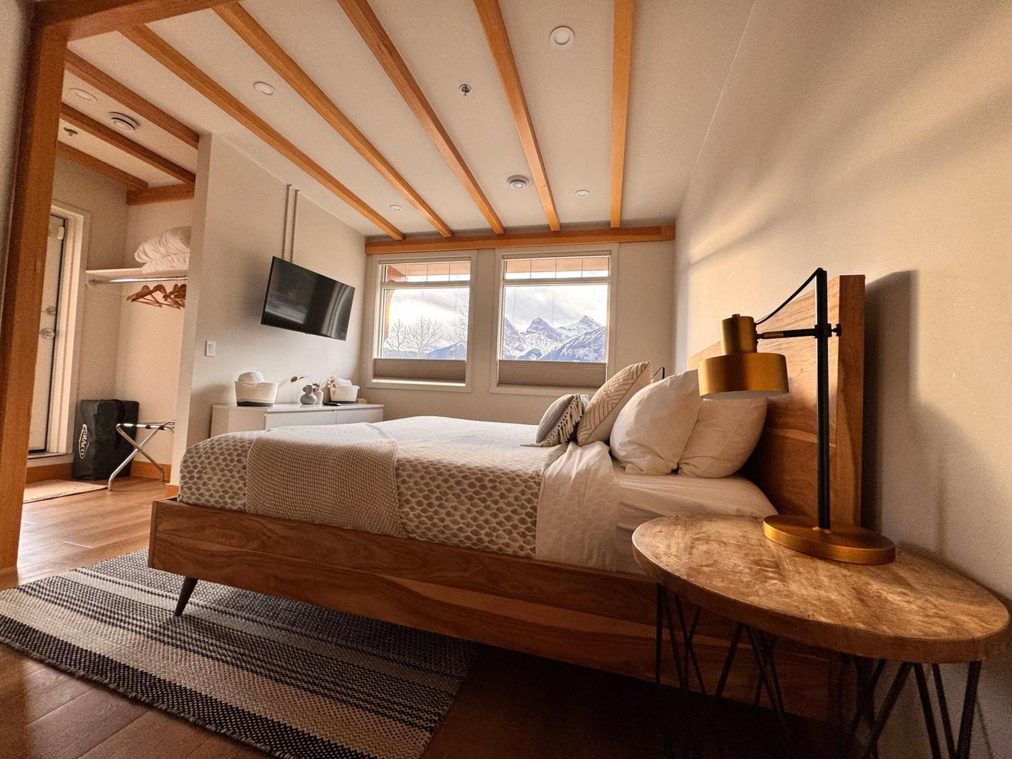 Ravens Crest Lodge - Stunning Views Perfectly Located On Main Street Canmore Esterno foto