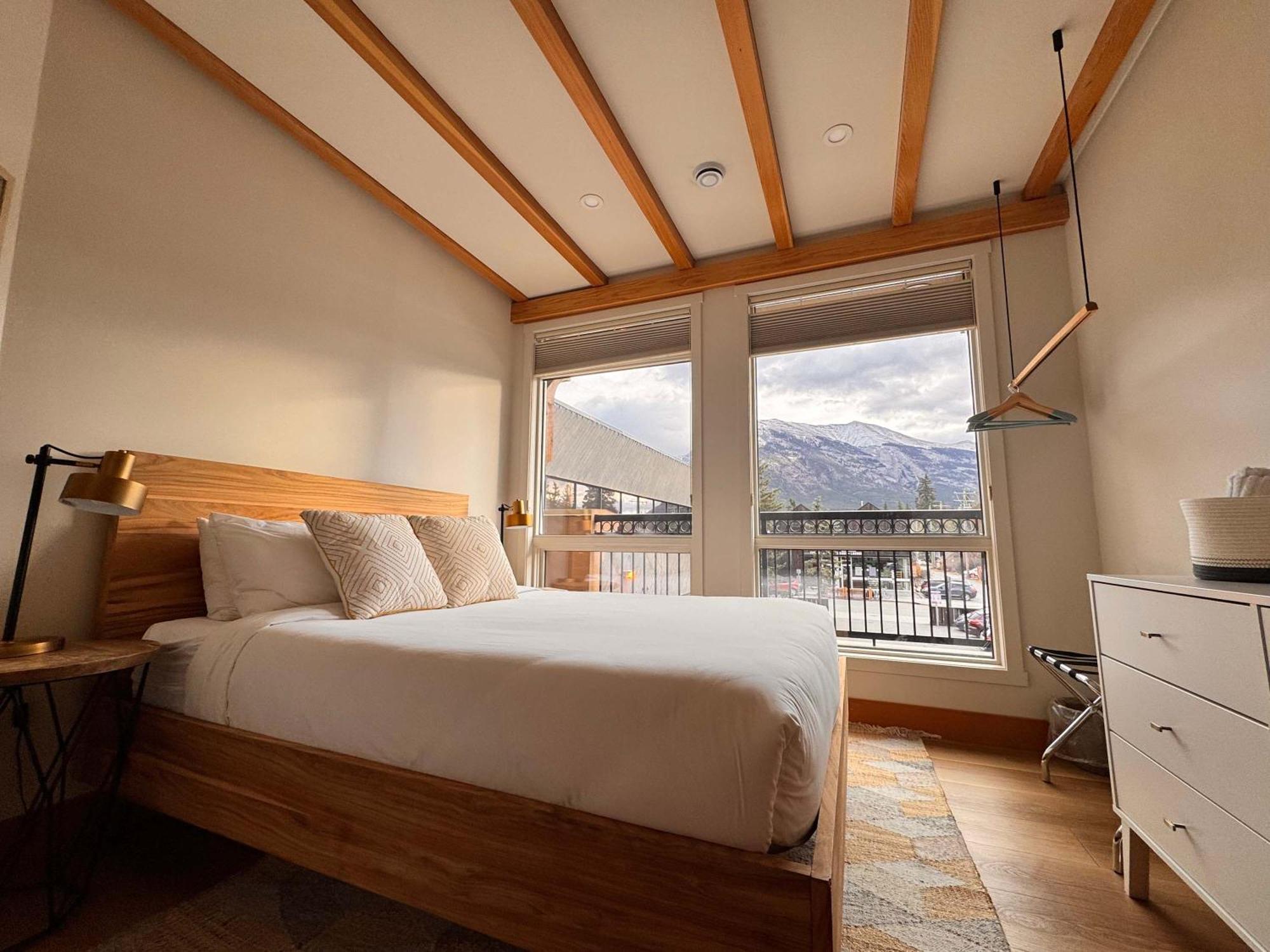 Ravens Crest Lodge - Stunning Views Perfectly Located On Main Street Canmore Esterno foto